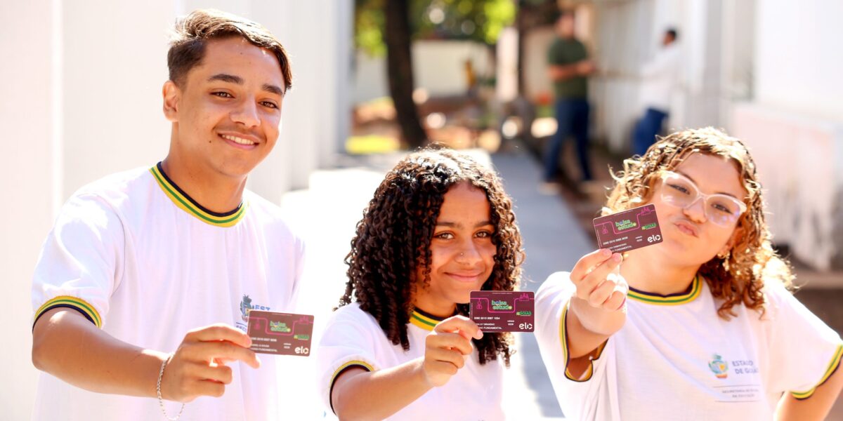 Governador entrega cartões do Bolsa Estudo aos estudantes do 9º ano do Ensino Fundamental
