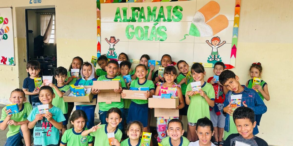 Governo de Goiás entrega mais de 180 mil kits de materiais escolares para municípios goianos