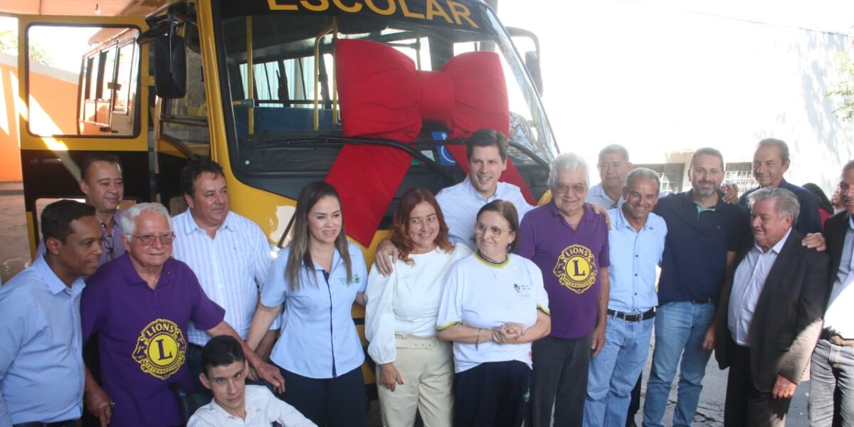 Governo de Goiás entrega micro-ônibus para escola que atende alunos com deficiência em Jataí