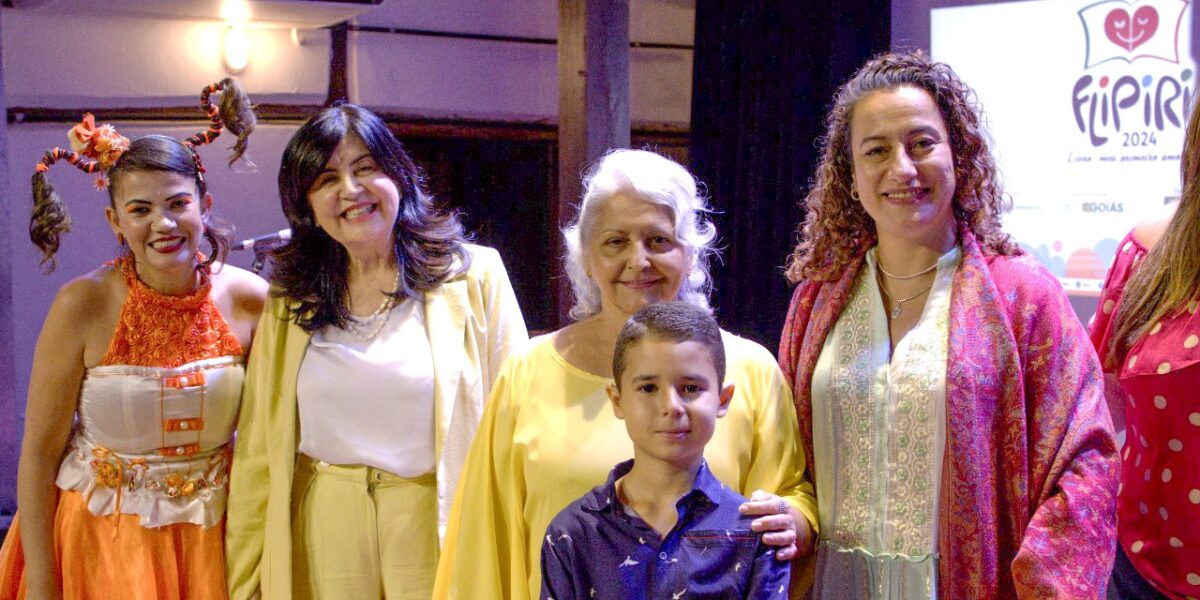 Alunos e professores da rede estadual participam da abertura da Festa Literária de Pirenópolis