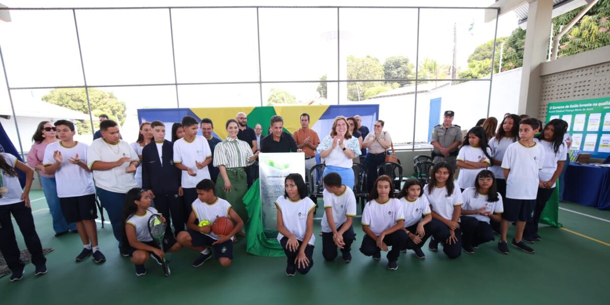 Alunos e professores comemoram novo prédio e construção da quadra esportiva da Escola Estadual Vicença Maria de Jesus, em Itapaci