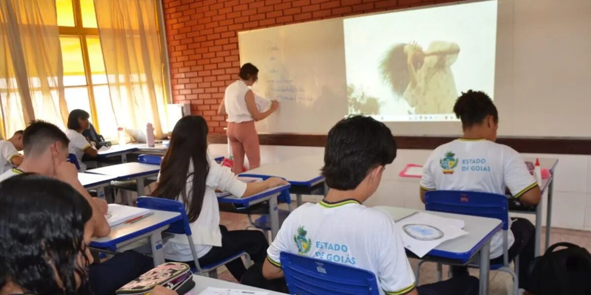 Caiado assina nomeação de 316 novos professores para rede estadual de Educação