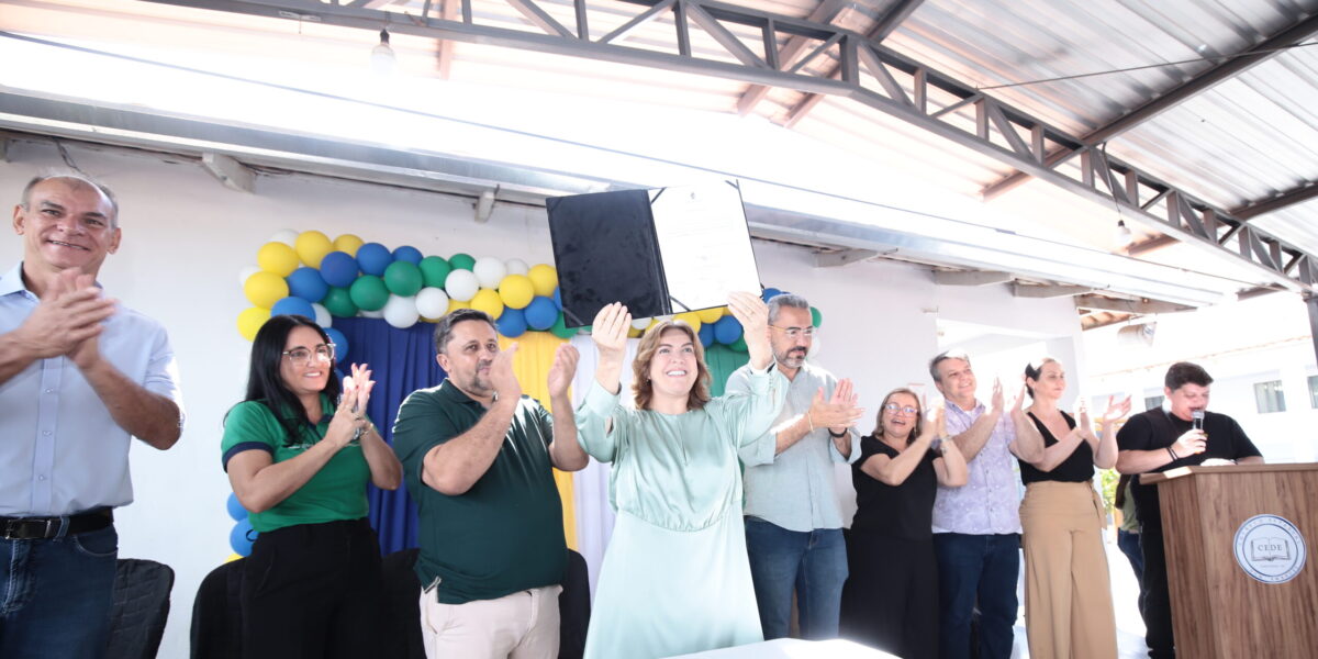 Secretária de Educação assina ordem de serviço para construção da quadra do Colégio Estadual Dom Emanuel, em Damolândia