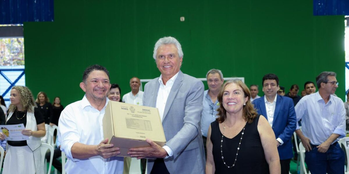 Governador entrega kits de material escolar e de livros infantis para reforçar alfabetização de crianças nos 246 municípios goianos