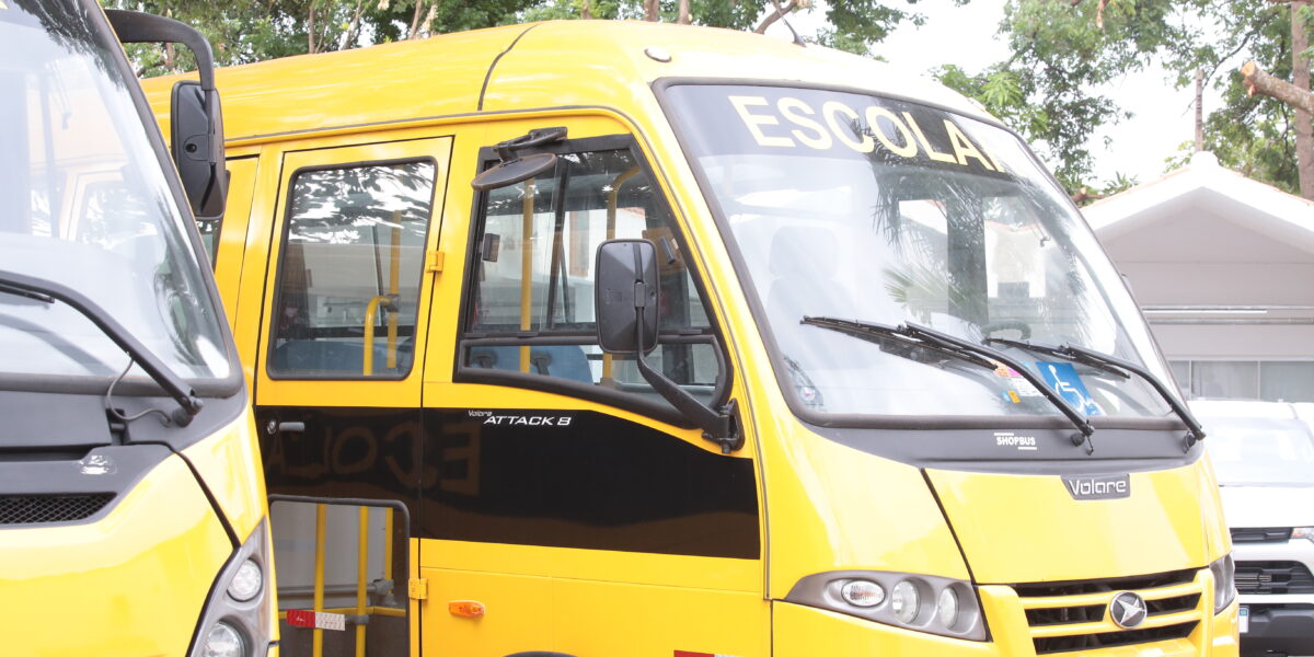 Governo de Goiás entrega 26 novos ônibus para o Transporte-Escolar