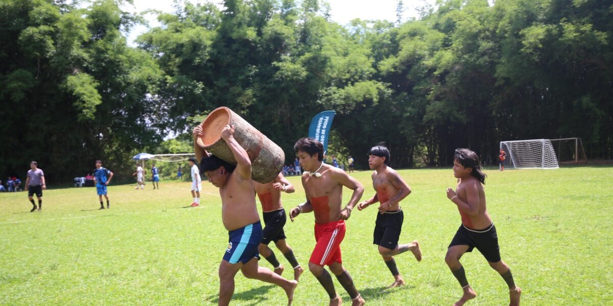 Corrida com tora reafirma tradição Xavante e marca os Jogos Interculturais de Goiás