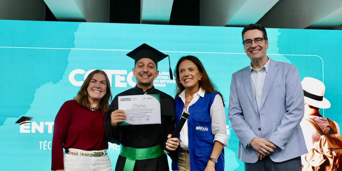 Secretária Fátima Gavioli participa da formatura da primeira turma do curso técnico de nível médio em Guia de Turismo