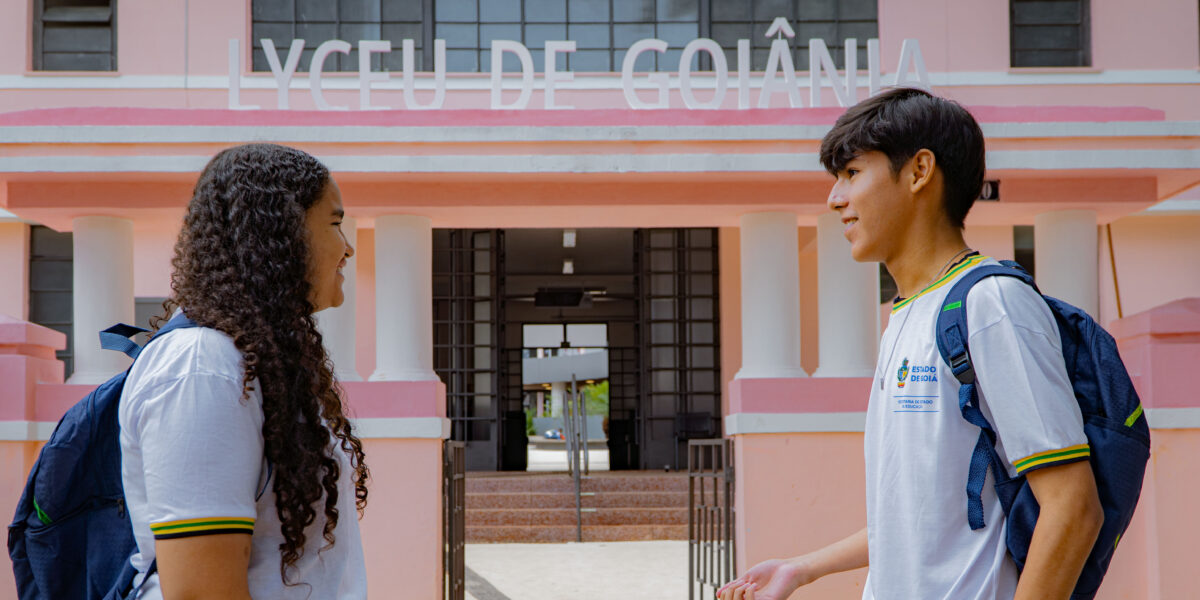 Secretária de Educação recebe novos estudantes no Cepi Lyceu de Goiânia, primeira escola com ensino integral bilingue