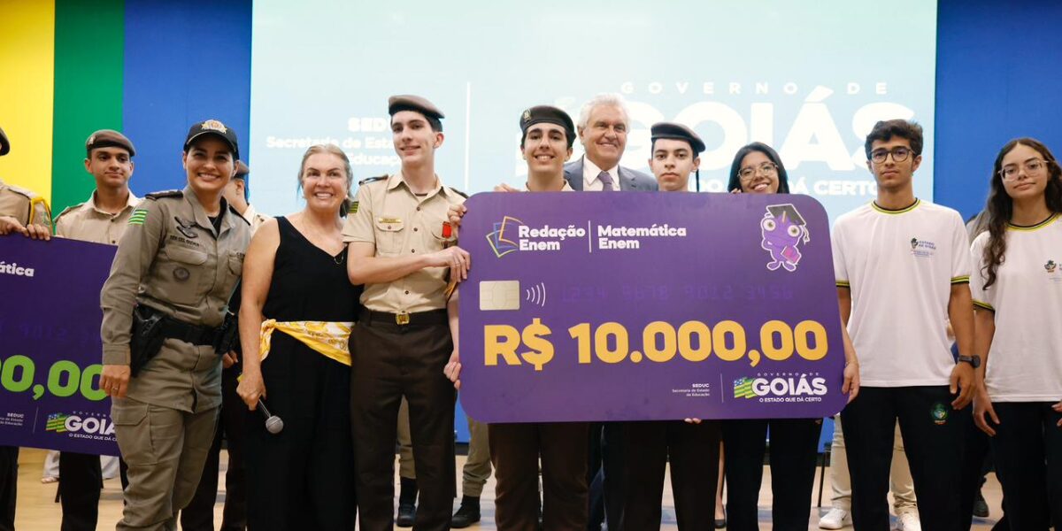 Estudantes recebem prêmios de até R$ 10 mil para destaques da rede estadual no Enem 2025