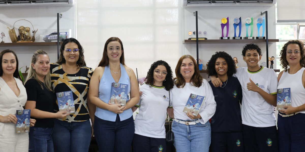 Estudantes do CEPI Pedro Gomes lançam livro ‘O Mundo Dentro de mim’