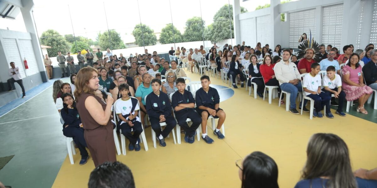 Comunidade do Colégio Estadual Maria da Consolação Silva, no povoado de Jardim Paulista, em Nova Glória, comemora entrega do novo prédio escolar