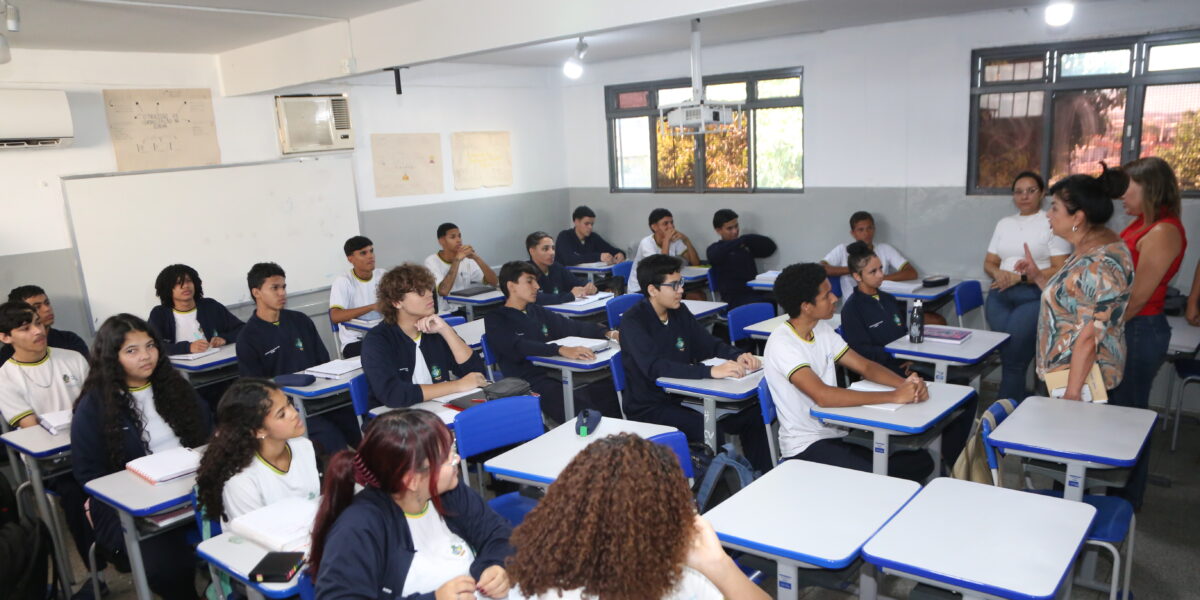 Secretária da Educação de Goiás visita colégio em Goiânia e acompanha avanços na aprendizagem