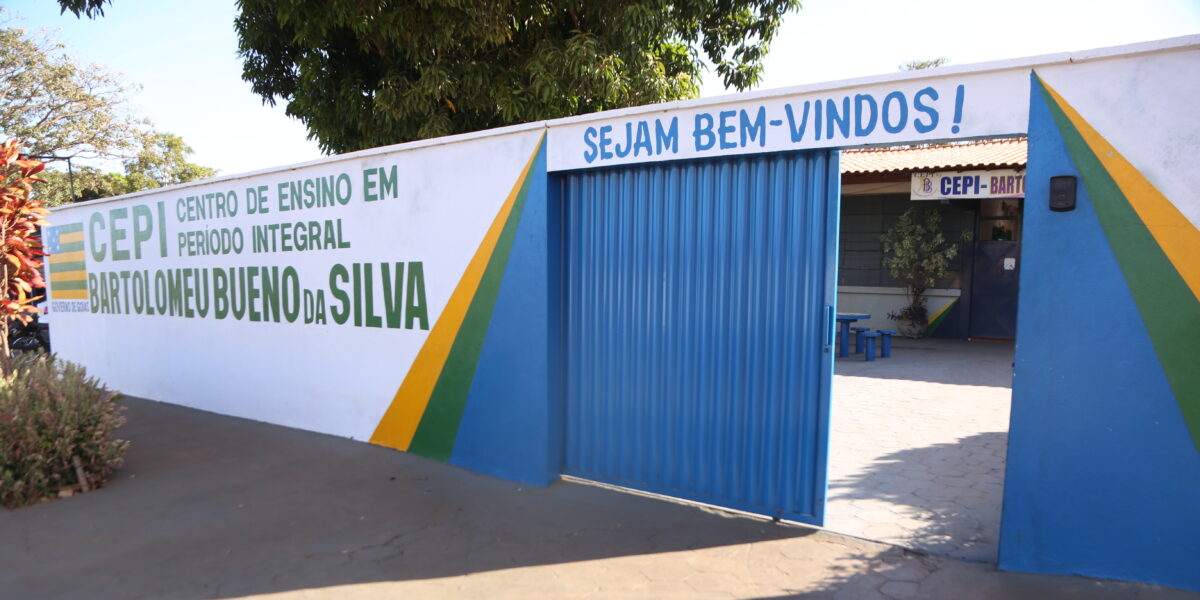 Após a espera de 30 anos, comunidade escolar em Paranaiguara tem nova quadra poliesportiva