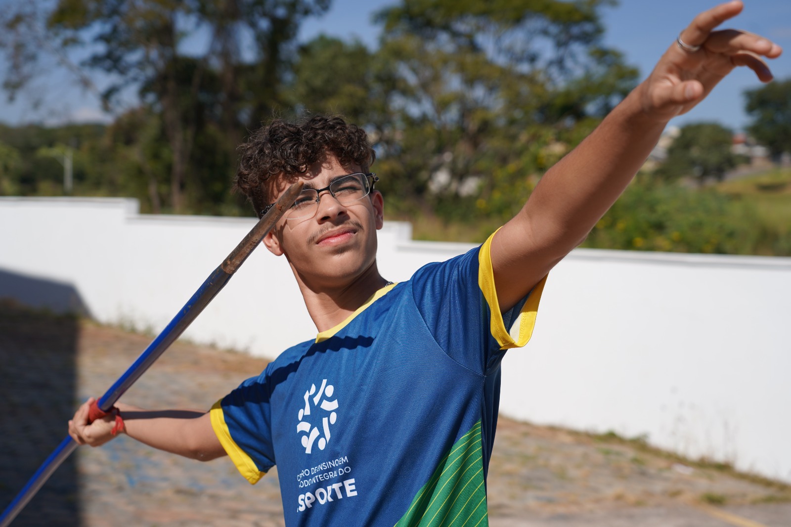 Estudante do Cepi do Esporte praticando arremesso de dardo. (Foto? Cássio R/Seduc Goiás)
