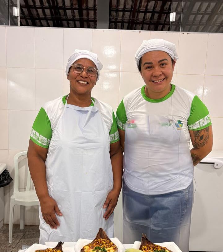 Elisângela Santos e Johnsemara Gomes venceram a etapa da regional de Goiânia no concurso Sabores da Escola. (Foto: Seduc Goiás)