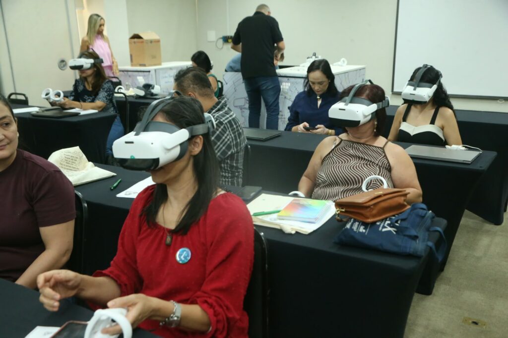 Encontro de capacitação com coordenadores pedagógicos sobre o uso dos óculos de realidade virtual. (Foto: Solimar Oliveira)