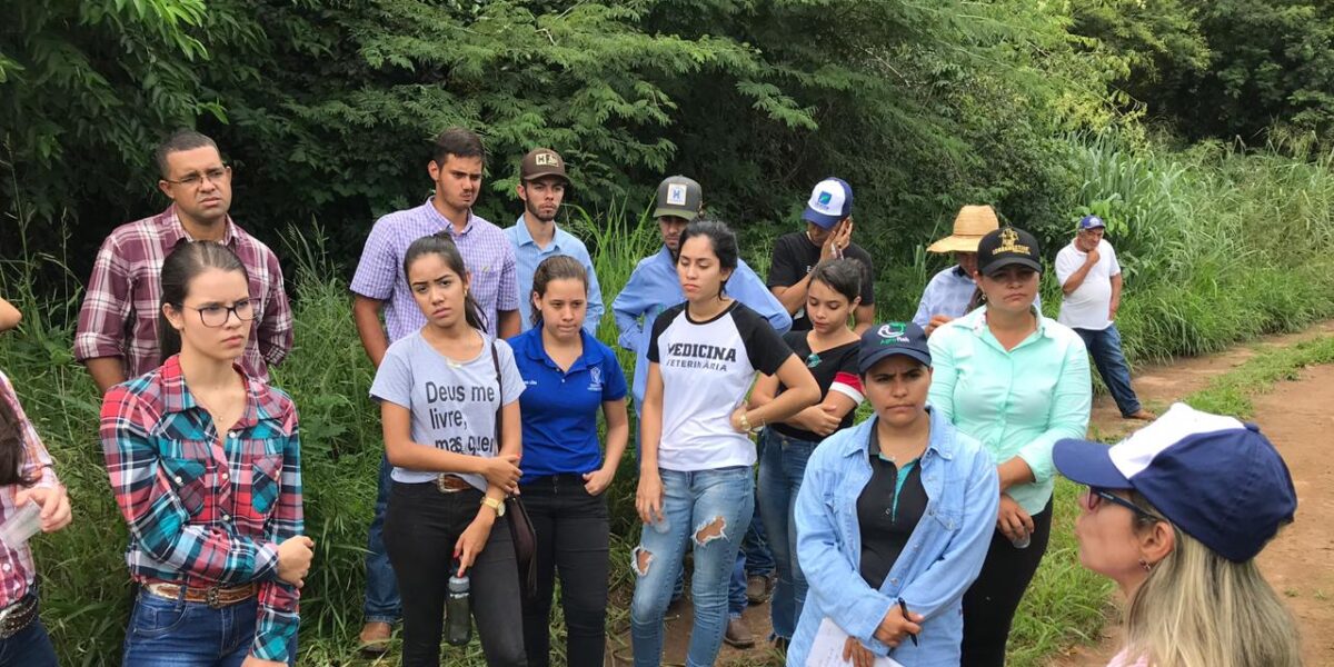 Estação Experimental da Emater recebe visita técnica de estudantes