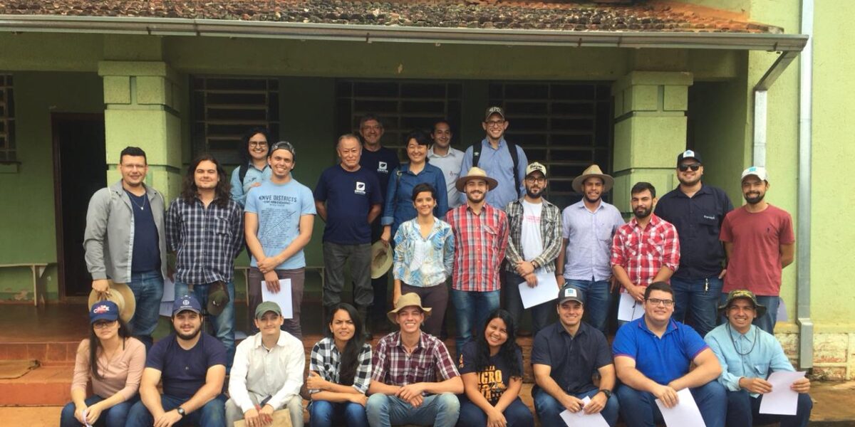 Estudantes da UFG participam de Dia Especial sobre Citros na Estação Experimental de Anápolis ﻿