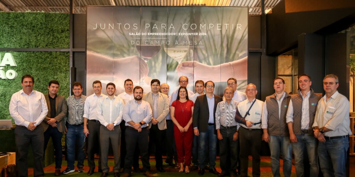 Comitiva com representantes da Emater e Seapa visita Expointer no Rio Grande do Sul