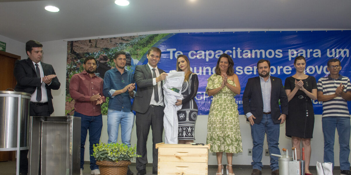 Após entrega de kits de apicultura, Emater acompanhará capacitação de produtores dos municípios contemplados