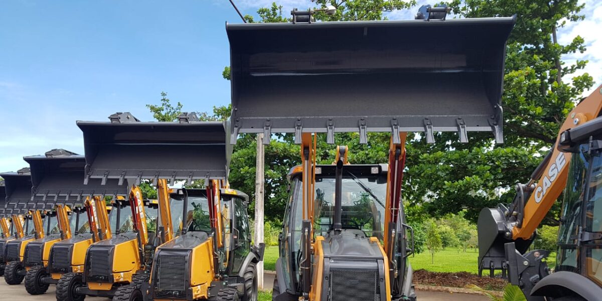 Governo de Goiás entrega 113 retroescavadeiras para Prefeituras goianas nesta quinta-feira (28)