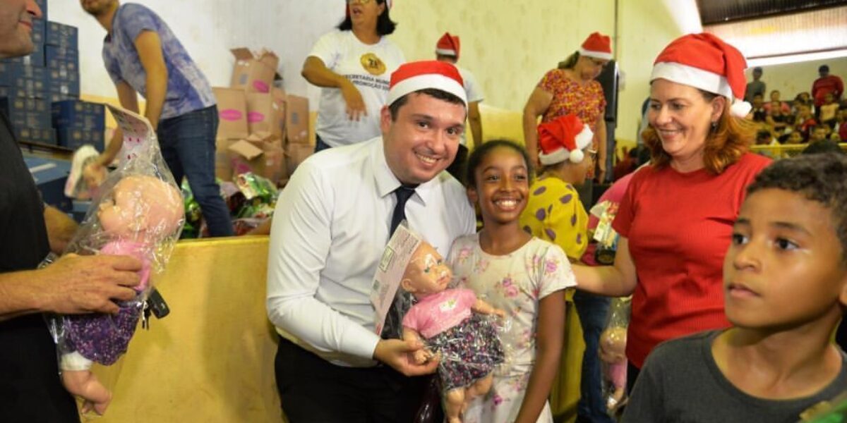 Presidente da Emater representa Governo de Goiás em entrega de brinquedos na campanha Natal do Bem