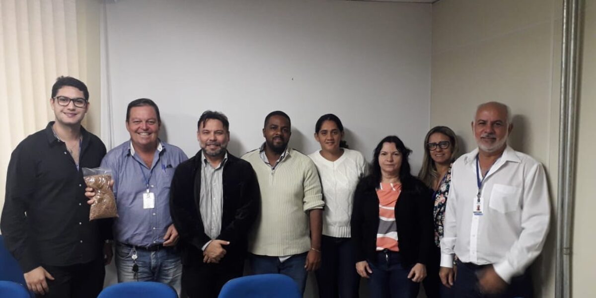 Emater articula parceria para instalação de máquinas de processar castanha de baru em Goiás