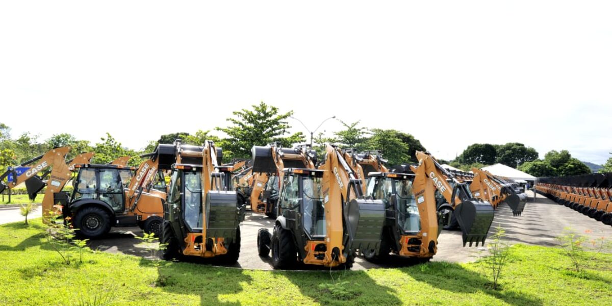 Governo de Goiás entrega retroescavadeiras a 60 prefeituras nesta sexta-feira (14)