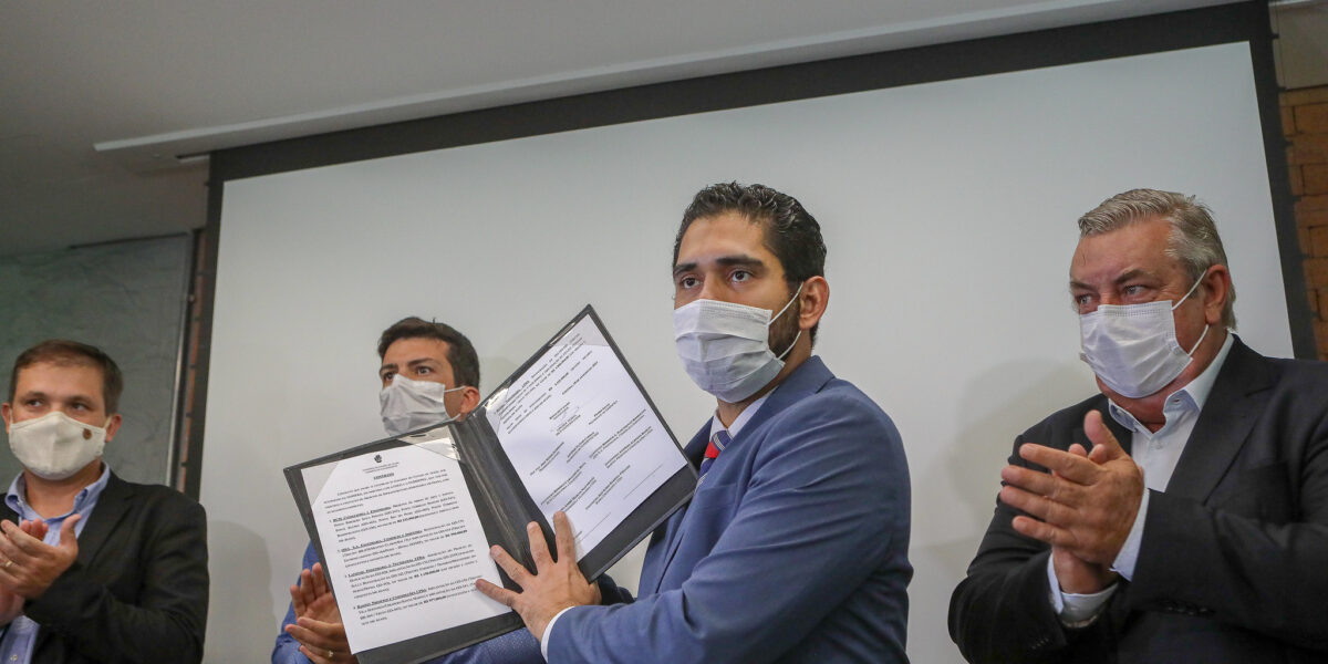 Governo de Goiás assina contrato com empresas que vão projetar reconstrução de quase 400 km da malha viária do Estado