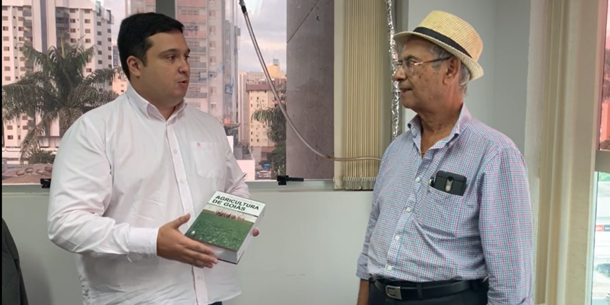 Emater recebe doação de 200 exemplares de obra literária referência na agropecuária goiana