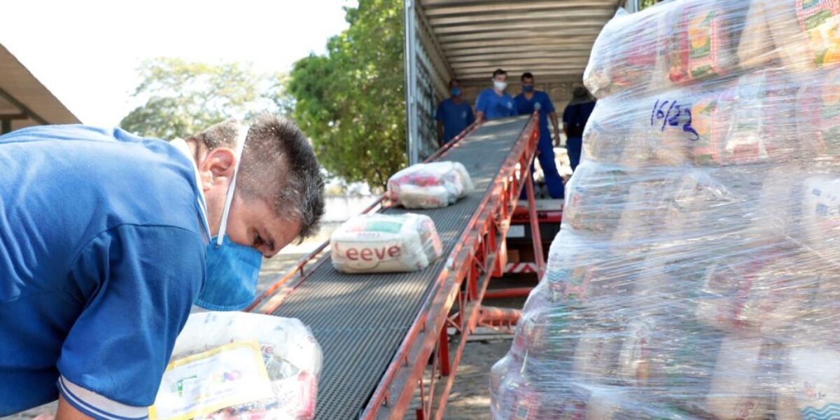Governo de Goiás e OVG distribuem 80 mil cestas básicas em três semanas