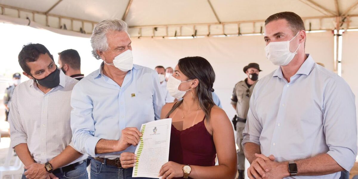 Governo de Goiás entrega mais de 60 novos títulos de regularização fundiária no Nordeste Goiano