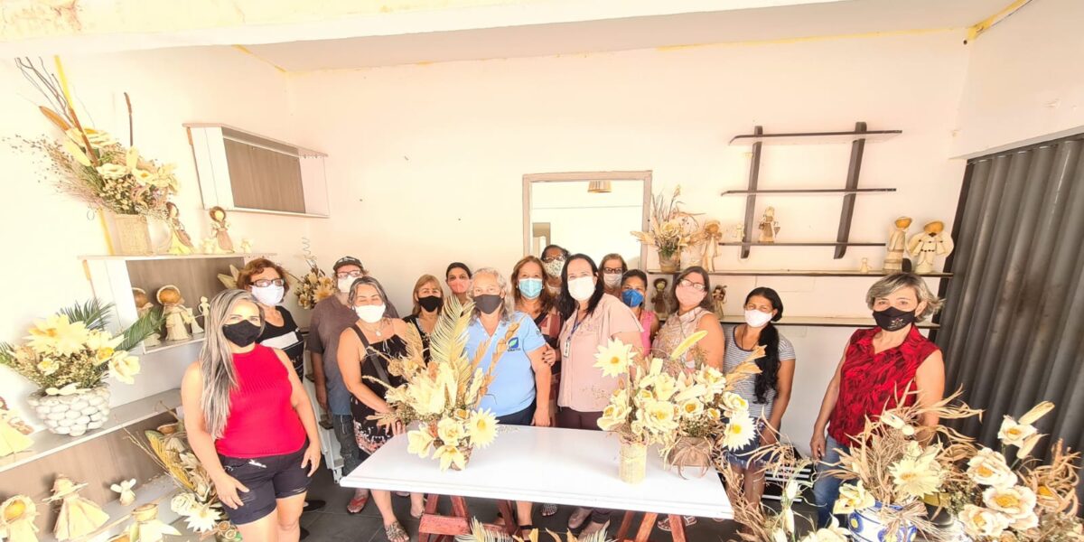 Emater capacita profissionais de Trindade com curso de artesanato em palha de milho