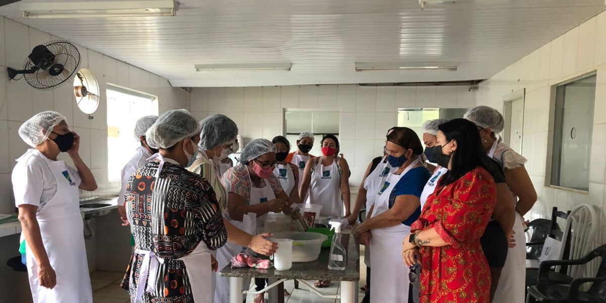 Emater realiza curso de produção de panetone em Petrolina de Goiás