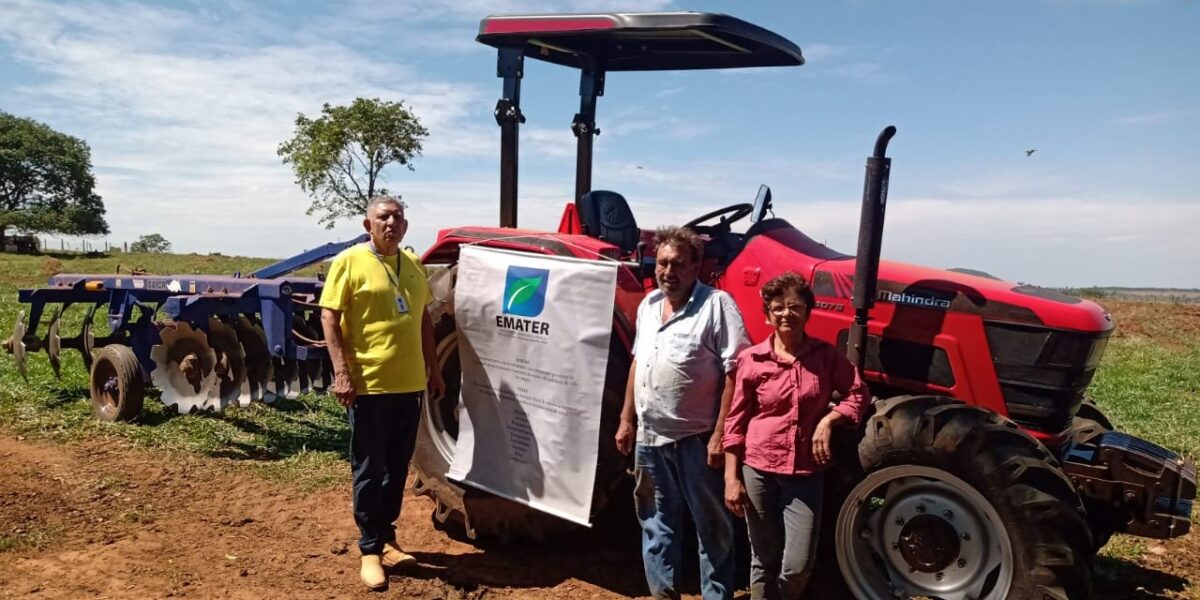 Agricultor familiar adquire trator por meio de financiamento elaborado pela Emater