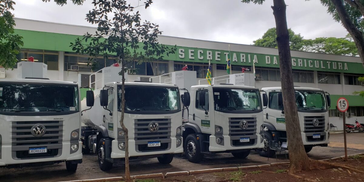 Prefeitos recebem as chaves de caminhões-pipa do Mecaniza Campo, fruto de parceria entre Governo de Goiás, Sudeco e Bancada Federal