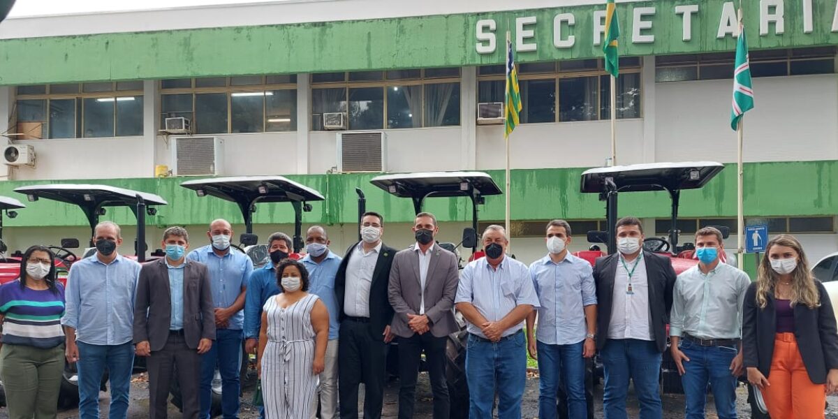 Municípios do Nordeste Goiano recebem tratores e caminhões para apoio à agricultura familiar