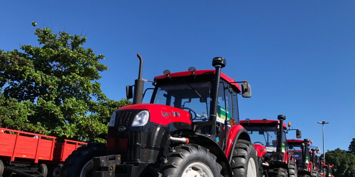 Governo de Goiás entrega tratores e grades aradoras a 11 municípios goianos