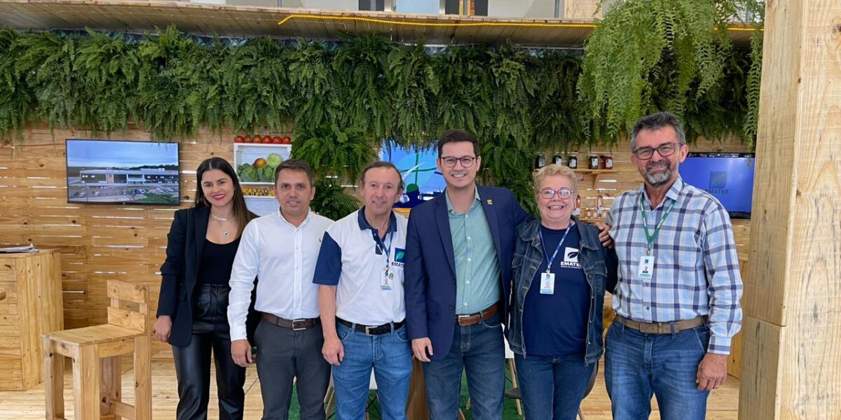 Presidente da Emater visita exposição na Alego em homenagem a Semana Estadual da Agricultura Familiar