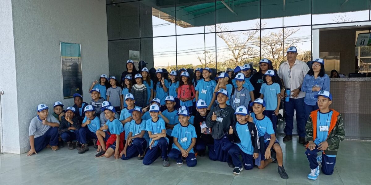 Plantando Saberes: alunos de Goianira visitam sede da Emater em Goiânia