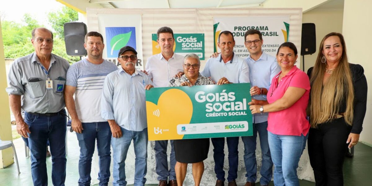 Emater entrega cartões do Crédito Social a agricultores rurais em Vila Propício