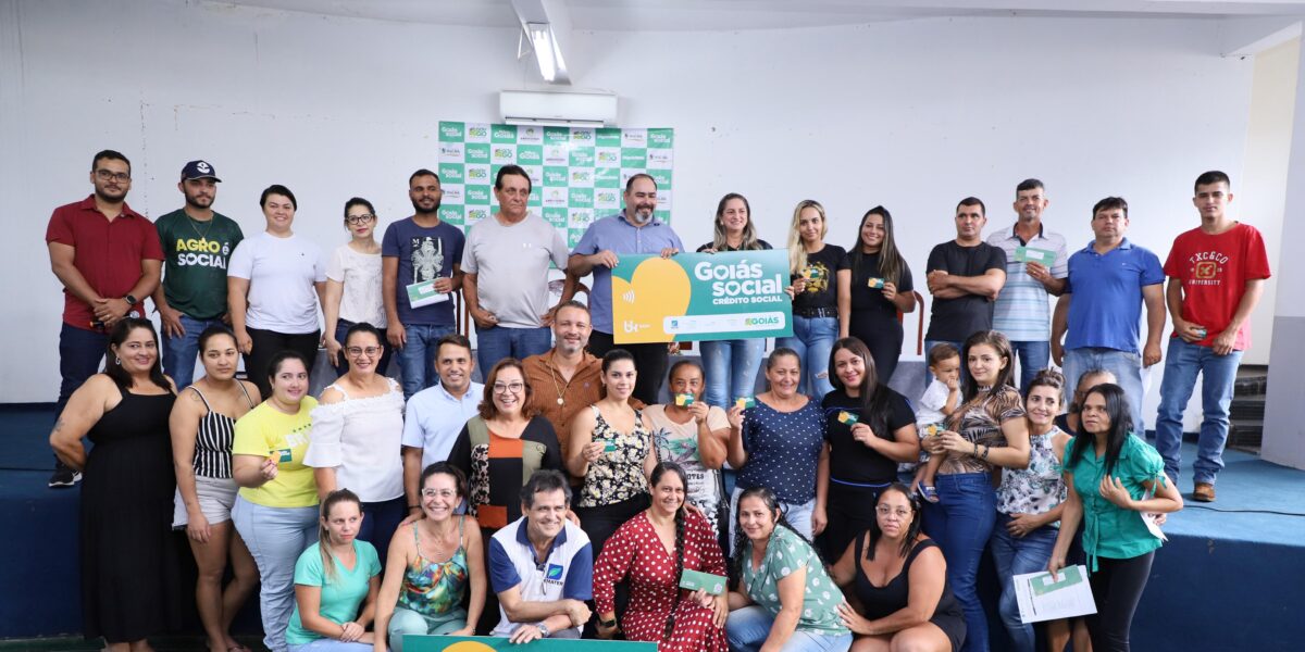 Emater entrega cartões do Crédito Social a 190 produtores da região do Vale do São Patrício