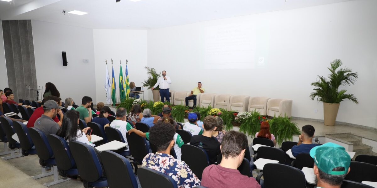 Emater capacita produtores na ACOF 2024