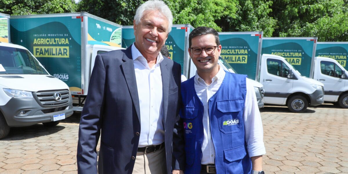 Governador Ronaldo Caiado entrega títulos e caminhões para produtores rurais na Emater
