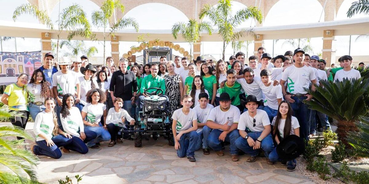 Presidente da Emater Goiás visita Agrocolégio Maguito Vilela e entrega equipamento para fortalecer aulas práticas