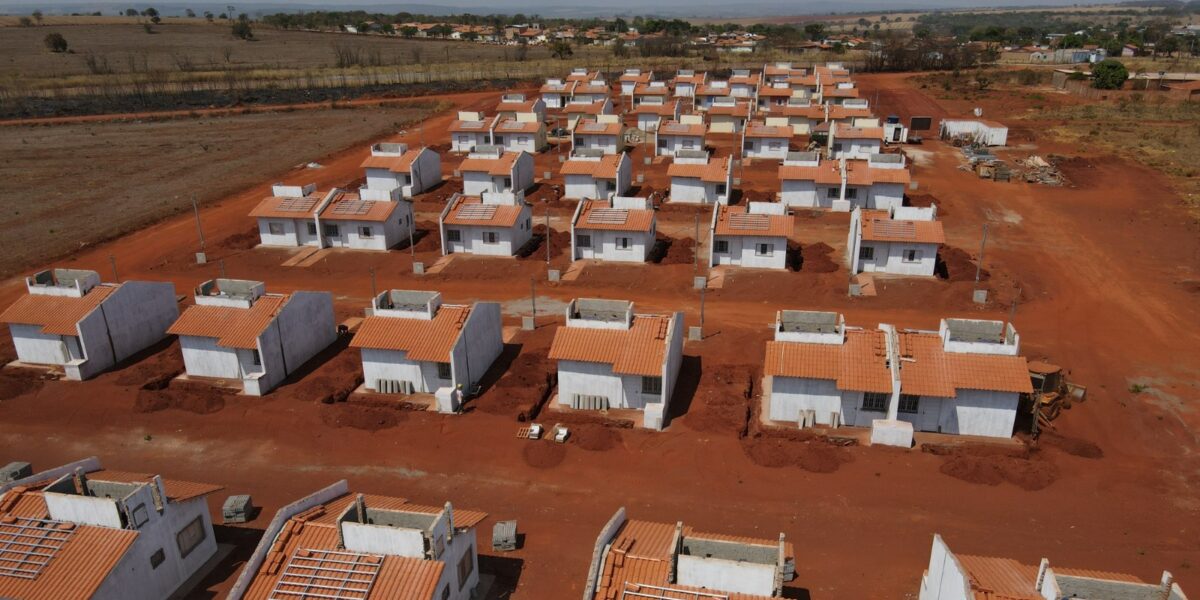 Governo de Goiás entrega moradias em Valparaíso e realiza sorteio em Cristianópolis nesta terça-feira