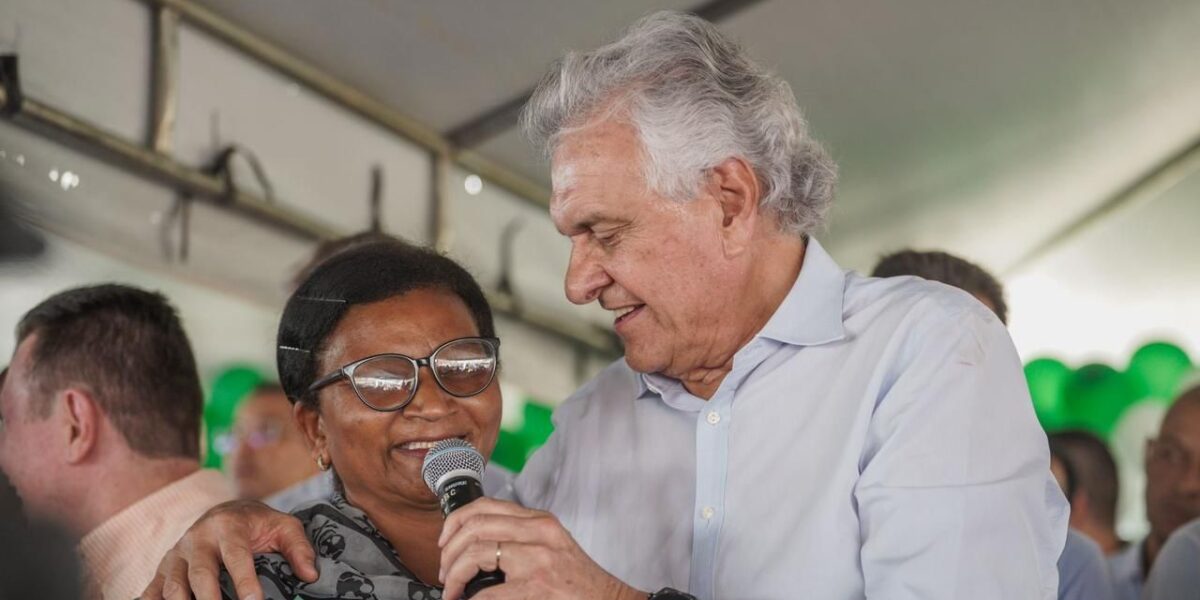 Caiado entrega 3.761 benefícios sociais em Águas Lindas de Goiás