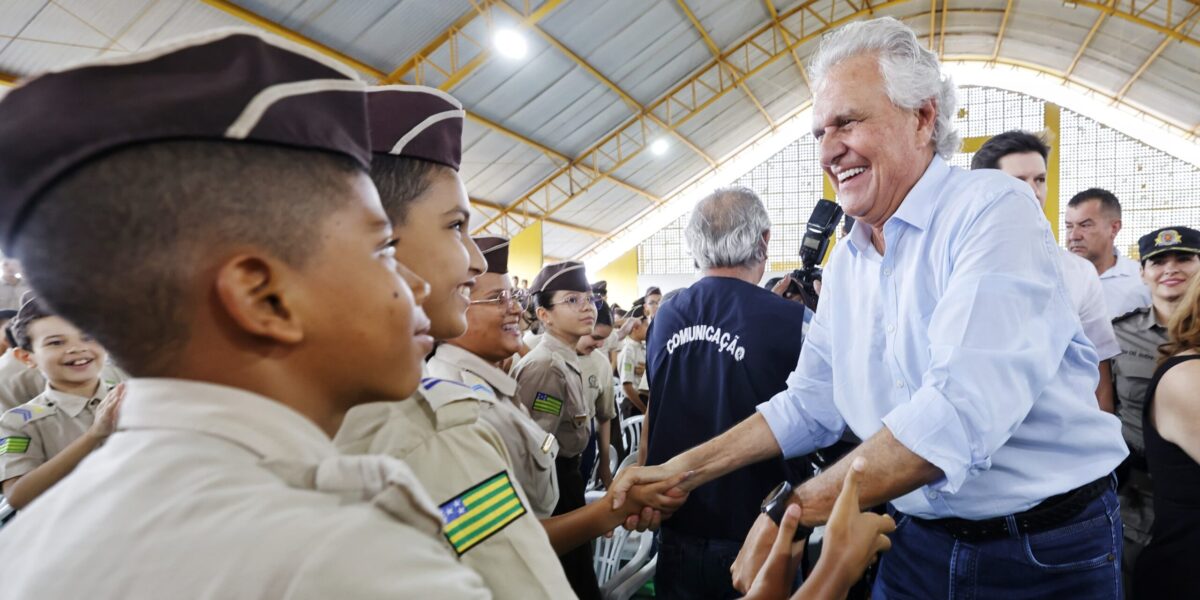 Caiado inaugura colégio em Águas Lindas após substituir escola de placa