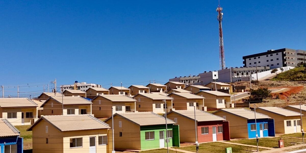 Entrega do Governo de Goiás em Padre Bernardo e Novo Gama beneficia 67 famílias com moradias a custo zero