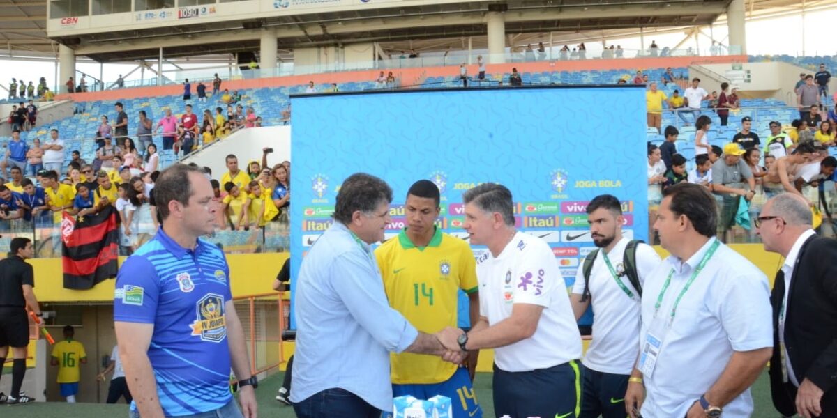 Treinador da seleção brasileira sub-17 exalta público e estádios goianos